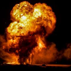 D&uuml;nya diken &uuml;st&uuml;nde: Acil enerji butonuna bastılar