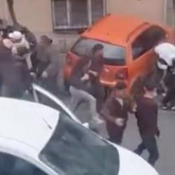 Esenyurt&rsquo;ta sokağı savaş alanına &ccedil;eviren kavga: Tekme, tokat, taş