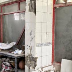 51 kişinin yaşadığı bina tahliye edildi! Vahim iddia: Kolondaki &ccedil;atlaklar g&ouml;r&uuml;nt&uuml;lendi