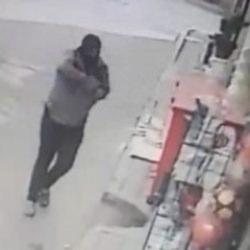 Fatih&rsquo;te ilgin&ccedil; soygun girişimi: Oyuncak silahla bakkalı bastı