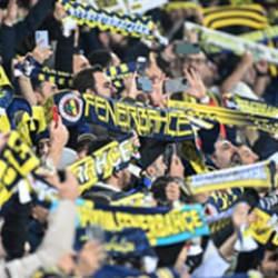 Fenerbah&ccedil;eli oyuncu ma&ccedil; &ouml;ncesi sigara i&ccedil;erken yakalandı! Taraftarlar &ccedil;ılgına d&ouml;nd&uuml;