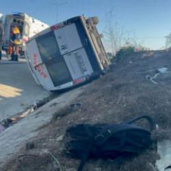 &Ccedil;anakkale'de korkun&ccedil; kaza! Yolcu minib&uuml;s&uuml; devrildi: &Ccedil;ok sayıda yaralı var