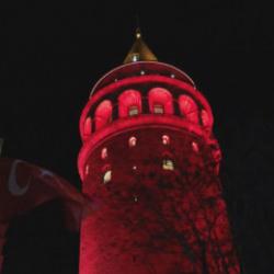 Galata Kulesi'nde anlamlı anlar: Kırmızı ışıkla aydınlatıldı!