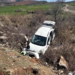 Hafif ticari ara&ccedil; şarampole girdi: 4 yaralı