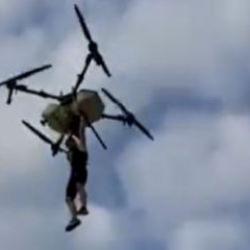 Hemşehrisine &ouml;zenen &ccedil;ift&ccedil;i, dronla yere &ccedil;akıldı