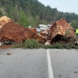 Heyelan nedeniyle kapanmıştı: 2 ili birbirine bağlayan kara yolu a&ccedil;ıldı!