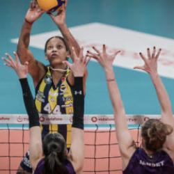 İlk ma&ccedil;ta galibiyet! 3-0 kazanan Fenerbah&ccedil;e finale yaklaştı