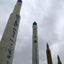 İran'dan g&ouml;vde g&ouml;sterisi: F&uuml;ze ve tanklarını sergilediler