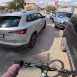 Bisikletli genci sıkıştıran s&uuml;r&uuml;c&uuml;ye 180 bin lira ceza kesildi