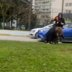 Birbirini yerde s&uuml;r&uuml;kleyen kadınların kavgası: &lsquo;Ayıp, ejderha kadınlar sizi&rsquo;