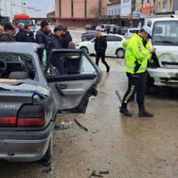 Kamyonet ile otomobil &ccedil;arpıştı; 2'si bebek 9 yaralı