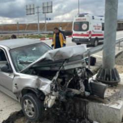 Karaman'da mucize kurtuluş: Otomobil bariyere ok gibi saplandı! G&ouml;r&uuml;nt&uuml;ler korkun&ccedil;...