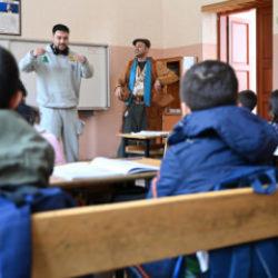 Okulda "&ccedil;at kapı" tiyatro: &Ouml;ğrencilere tasarruf ve milli teknoloji hamlesi anlatılıyor