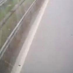 Otob&uuml;s şof&ouml;r&uuml;n&uuml;n hayat kurtaran manevrası: 26 yolcu &ouml;l&uuml;mden d&ouml;nd&uuml;