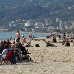 Antalya'da mart ayında deniz keyfi! G&uuml;neşi g&ouml;re denize koştu