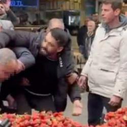 Seyyar satıcıdan zabıtaya tekme tokat saldırı: Pazarı birbirine kattı