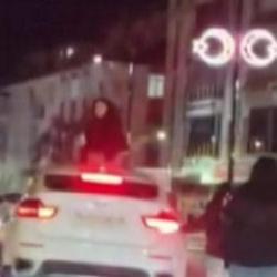 Sivas&rsquo;ta trafikte kavga: Otomobilin &uuml;zerine &ccedil;ıkıp zarar verdi