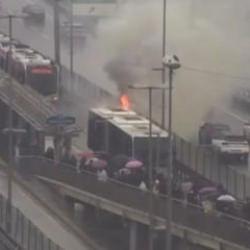 Son dakika: Metrob&uuml;s alev alev yandı! &Ccedil;ok sayıda ekip olay yerinde