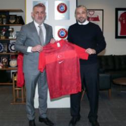 Son D&uuml;nya Kupası'nın kahramanıydı! Efsane formayı TFF'ye hediye etti