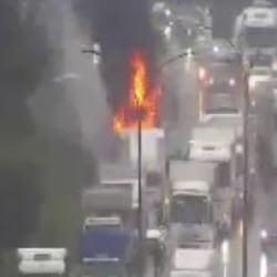  Tuzla TEM Otoyolu&rsquo;nda TIR kupası alev alev yandı