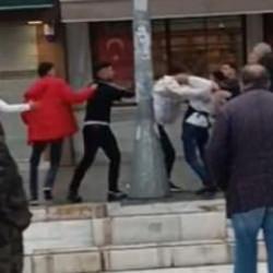 Ey&uuml;psultan'da sokak ortasında sopalı ve yumruklu meydan kavgası 