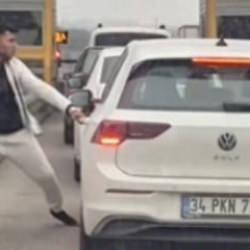 Tır s&uuml;r&uuml;c&uuml;s&uuml; otomobile saldırdı! Gişelerde dehşet