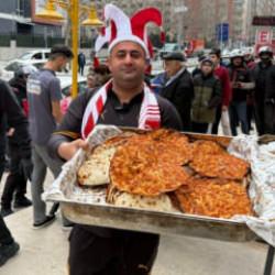 T&uuml;rkiye ma&ccedil;ı kazanırsa 'bin lahmacun dağıtacağım' demişti! S&ouml;z&uuml;n&uuml; tuttu