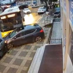 &Uuml;mraniye'de İETT otob&uuml;s&uuml; park halindeki otomobillere &ccedil;arptı; kaza kamerada