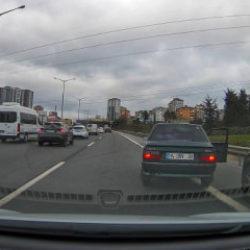 Makas atan s&uuml;r&uuml;c&uuml;, tartıştığı kişiye &ouml;nce şişe fırlattı, sonra tokat attı