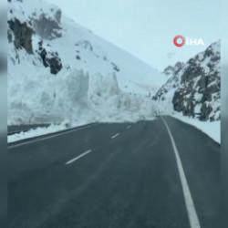 Van-Hakkari karayoluna &ccedil;ığ d&uuml;şt&uuml;