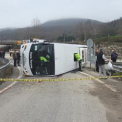 Yalova'da iş&ccedil;ileri taşıyan midib&uuml;s devrildi: 1 &ouml;l&uuml;, 20 yaralı!