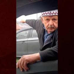 Yaşlı amcanın y&ouml;resel tabirlerle yol tarifi dinleyenleri g&uuml;ld&uuml;rd&uuml;