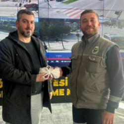 Yolda bulduğu 200 bin lirayı sahibine teslim etti