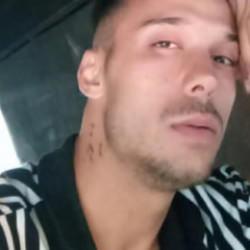 Yolda y&uuml;r&uuml;rken &ouml;n&uuml; kesilen m&uuml;zisyen, &ouml;ld&uuml;r&uuml;ld&uuml;! 