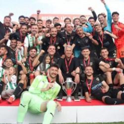 Zirve m&uuml;cadelesi veriyordu! Şampiyon hoca 1-0'lık yenilginin ardından istifa etti