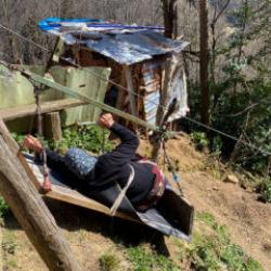 20 yıldır yol olmayan evine bu şekilde gidiyor: G&ouml;renler d&ouml;n&uuml;p birdaha bakıyor!