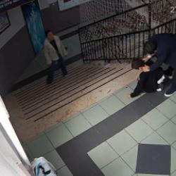 Boğazına şeker ka&ccedil;an &ouml;ğrenciyi okul m&uuml;d&uuml;r&uuml; Heimlich manevrası ile kurtardı