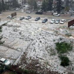 Adana'da dolu: Cadde ve sokaklar beyaza b&uuml;r&uuml;nd&uuml;