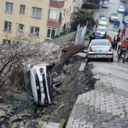 &Uuml;sk&uuml;dar&rsquo;da korku dolu anlar: Yol &ccedil;&ouml;kt&uuml;, ara&ccedil; i&ccedil;ine d&uuml;şt&uuml;