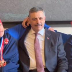 İ&ccedil;işleri Bakanı &Ccedil;ift&ccedil;i, şampiyon otizmli ikiz kayak&ccedil;ıları makamında kabul etti