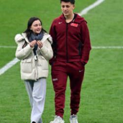 A milli takımın kampında Arda G&uuml;ler ile y&uuml;r&uuml;yen k&uuml;&ccedil;&uuml;k kızın kim olduğu ortaya &ccedil;ıktı