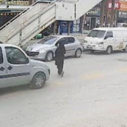 Ankara'da feci kaza: Hatalı sollama yapan s&uuml;r&uuml;c&uuml; 13 yaşındaki Defne'yi ağır yaraladı