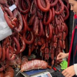 Antalya'da piyasaya s&uuml;r&uuml;lecek 176 kilo bozuk sucuk imha edildi