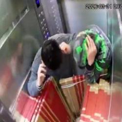 Asans&ouml;r ağır y&uuml;ke dayanamayıp yere &ccedil;akıldı! Korku dolu anlar kamerada