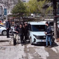 Babalarını bı&ccedil;ak ve nacak ile &ouml;ld&uuml;ren 2 kardeş, adliyeye sevk edildi