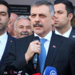  Bakan &Ccedil;ift&ccedil;i, Neşet Ertaş'ın kabrini ziyaret etti 