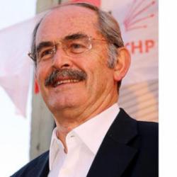 CHP&rsquo;nin g&uuml;ndeminden habersiz en iyi bildiği işe devam: &Ouml;zg&uuml;r &Ouml;zel&rsquo;in heykelini yaptı