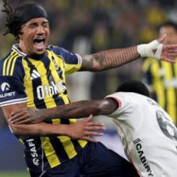 Derbide korkutan sakatlık! Kafa travması ş&uuml;phesi sebebiyle hastaneye g&ouml;t&uuml;r&uuml;ld&uuml;