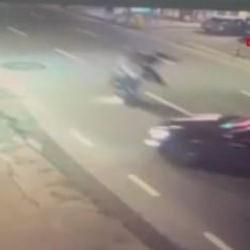 Dikkatsizlik 2 genci hayattan kopardı korkun&ccedil; kaza anı kamerada