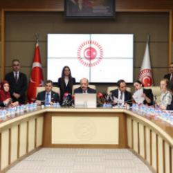 Doğum izinleri uzuyor, sosyal medya ve dijital oyunlara yeni d&uuml;zenleme geliyor